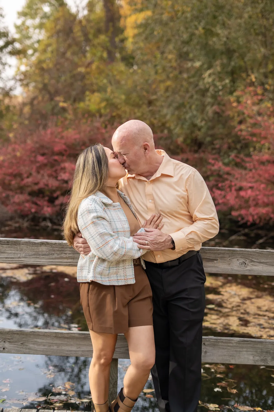 Richelle Fall Pictorials couple portrait by the lakeside in autumn